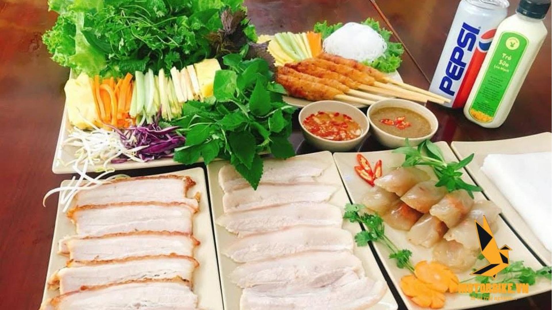 Quán ăn Hoàng Tín - Món bánh tráng cuốn thịt heo Đà Nẵng chất lượng