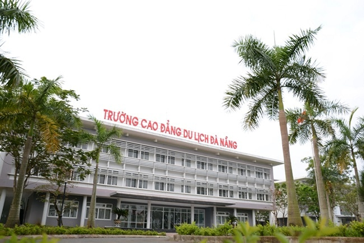 Khuôn viên trường cao đẳng du lịch Đà Nẵng nhìn từ ngoài
