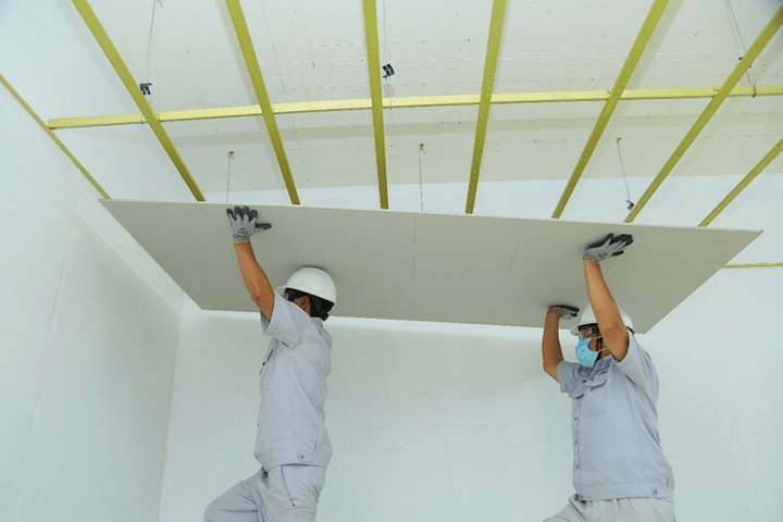 Công nhân tại hãng sơn Jotun Dulux đang thi công thạch cao
