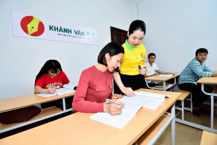 Giảng viên tại trung tâm Khánh Vân Đà Nẵng đang đào tạo học viên