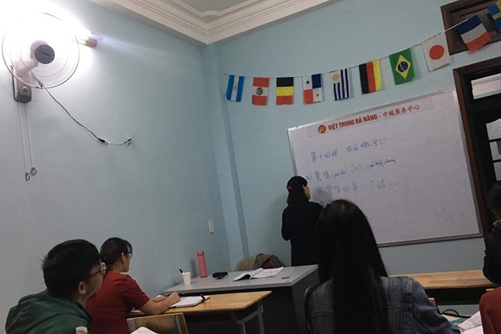 Một giờ học tiếng Trung tại trung tâm ngoại ngữ Việt Trung