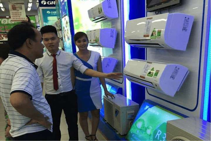 Nhân viên điện lạnh Phú Toàn đang tư vấn cho khách hàng các sản phẩm phù hợp