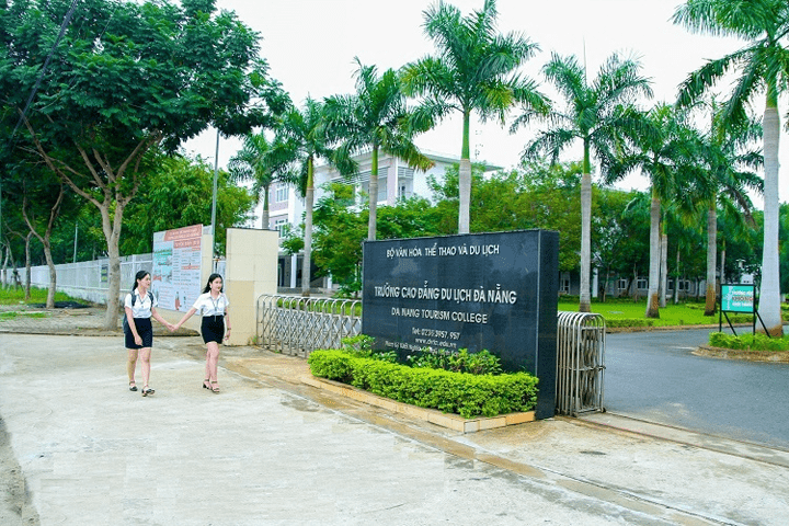 Không gian nhìn từ bên ngoài của trường cao đẳng du lịch Đà Nẵng