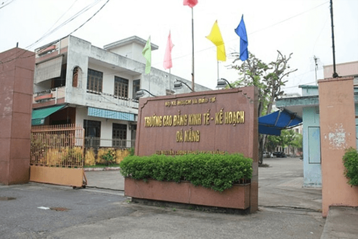 Không gian rộng rãi tại trường cao đẳng Kinh tế Kế hoạch Đà Nẵng
