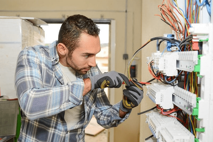 Nhân viên sửa chữa điện của công ty Thống Nhất Đà Nẵng