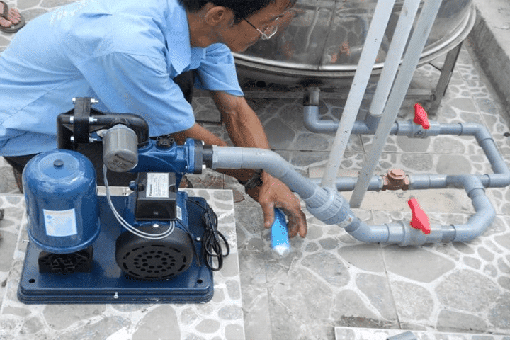 Nhân viên sửa chữa điện nước tại Hoàng Vương Thịnh